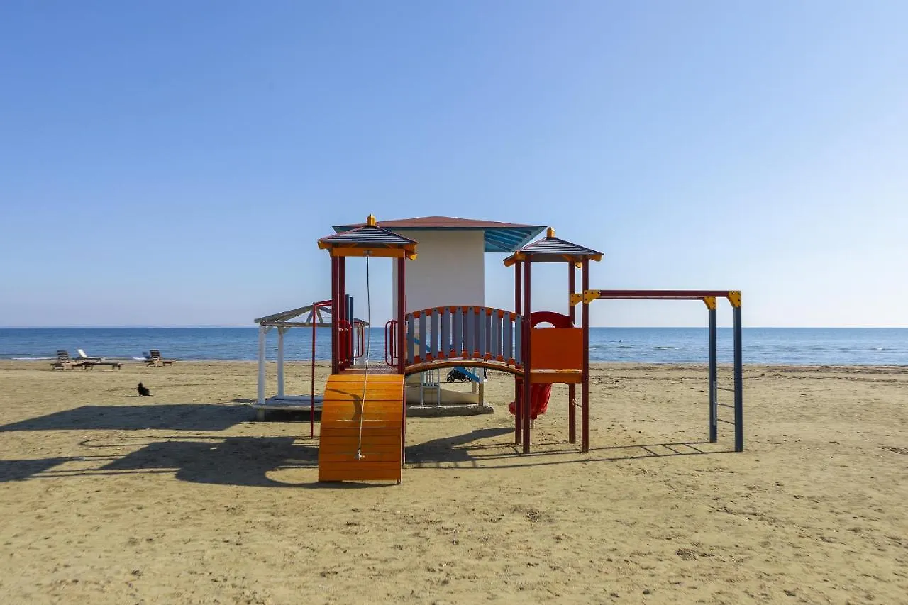 Mackenzie Castella Beachfront Suite Λάρνακα